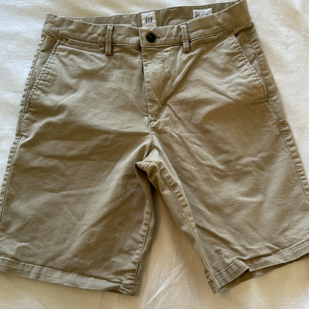 Gap Essential Khaki 10” Short